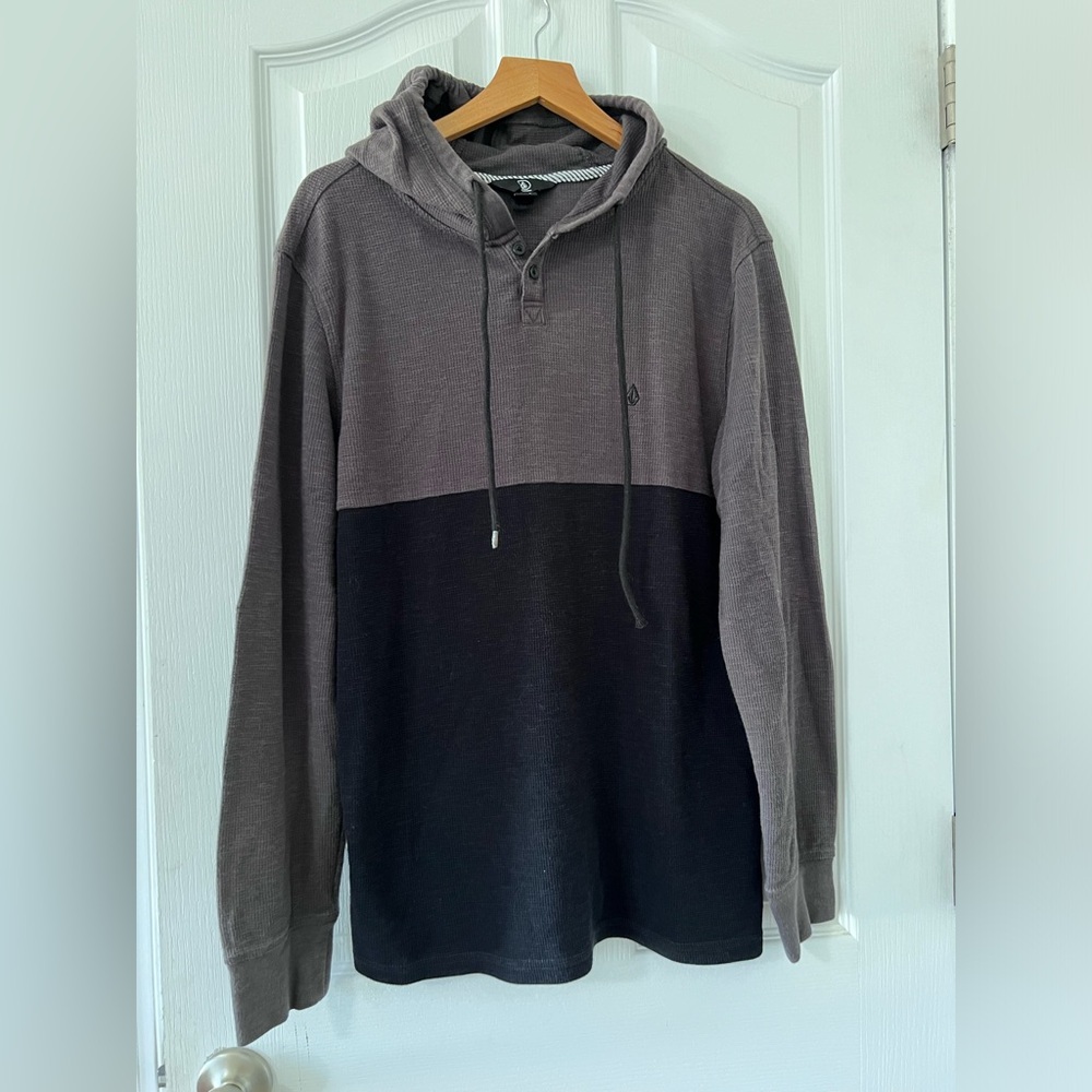 Volcom pull on hoodie. Missing cover for strong on one side. M